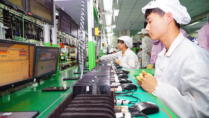 走進(jìn)小米富士康工廠 探秘小米9從無到有的整個過程